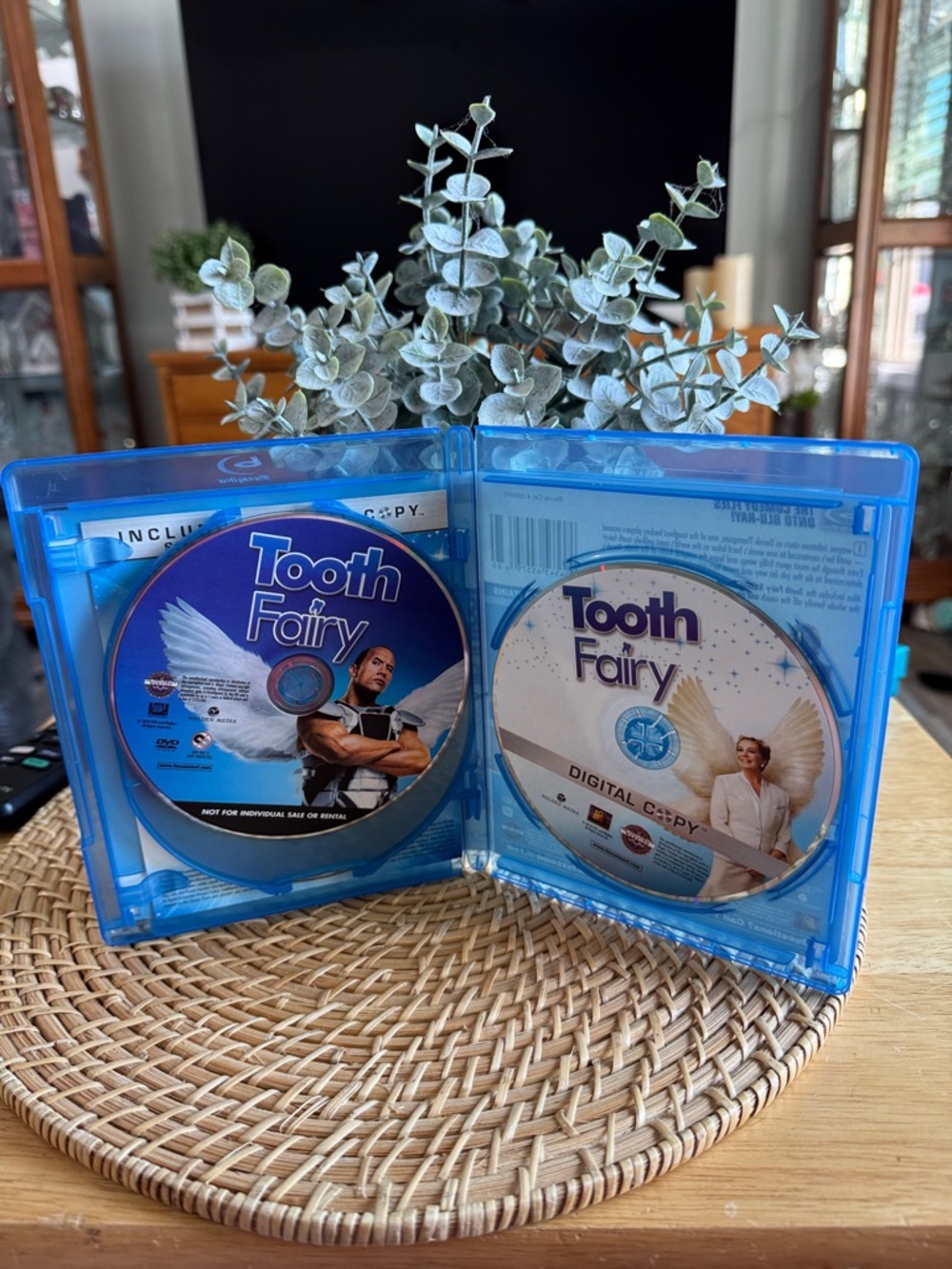 Tooth Fairy (Blu-ray + DVD + Digital Copy) - Dwayne "The Rock" Johnson - Picture 4 of 4